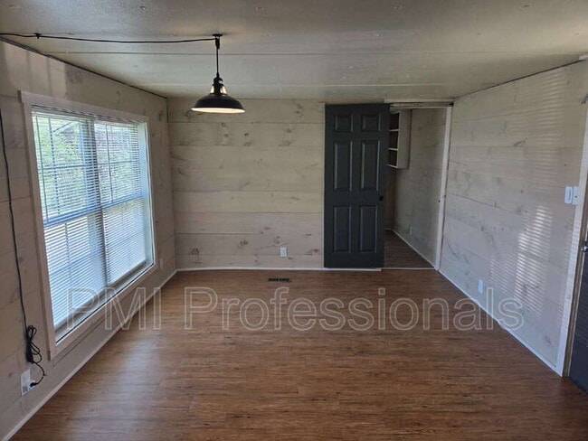 Building Photo - 927 Cranor Rd