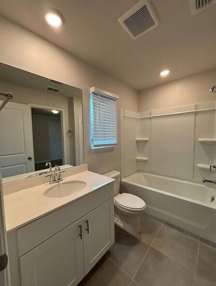 Building Photo - 1247 Sunny Lake Dr