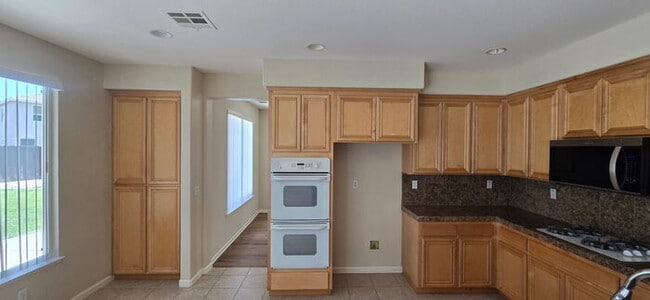 Building Photo - Tracy, Beautiful Home in Award Winning Jef...