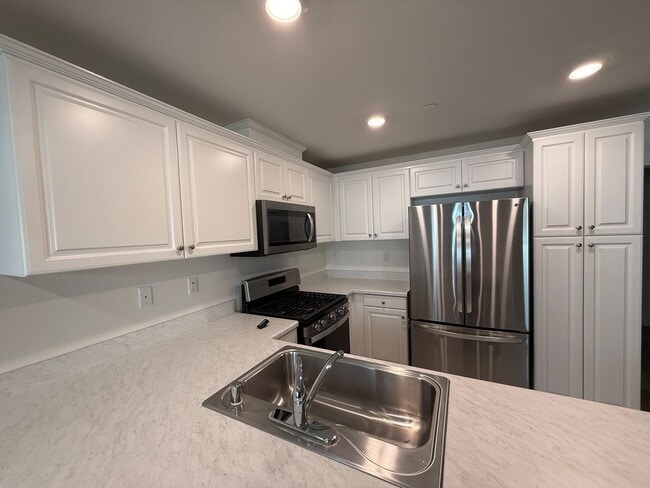 Building Photo - Modern Three Bedroom Townhouse in gated community of El Paseo $2,995.