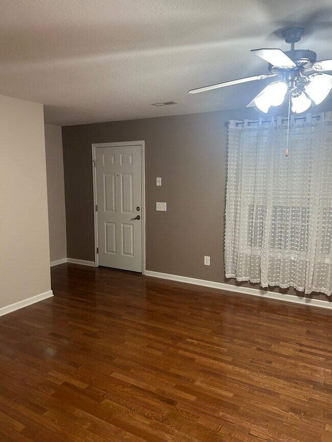 Building Photo - 2121 S Greenwood Dr