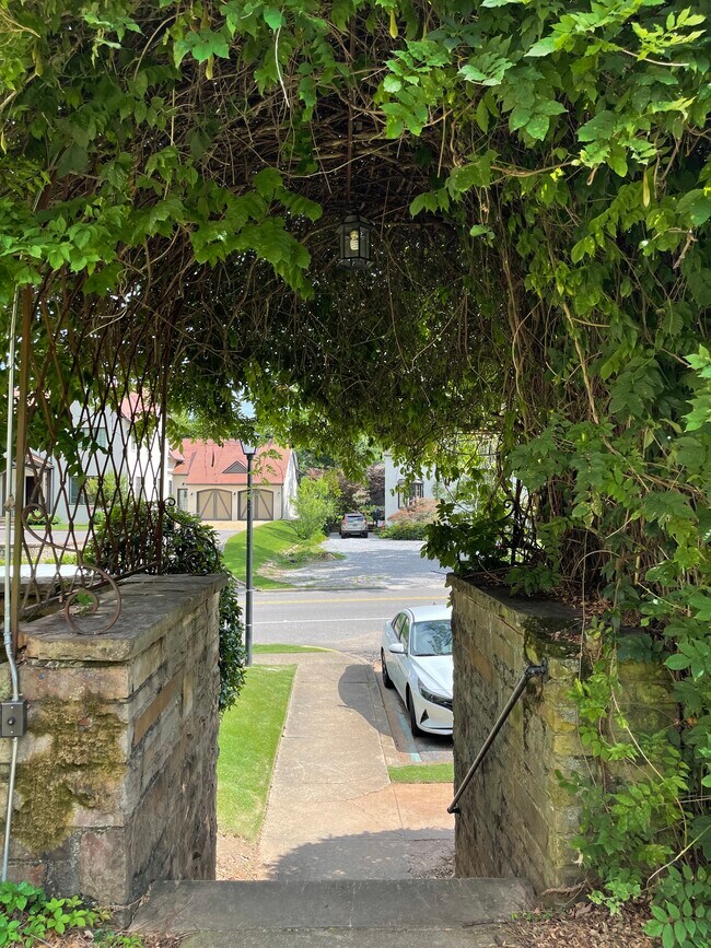 Entrance to courtyard (Fairway Drive) - 2850 Fairway Dr