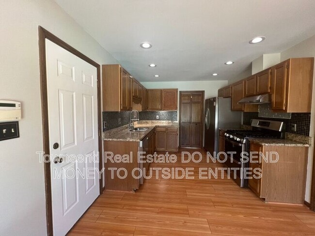 Building Photo - 6149 Lakeway Dr