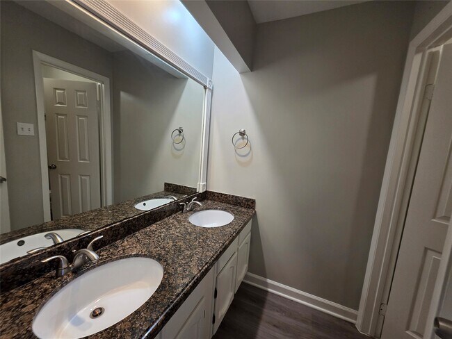 Building Photo - 507 Leicester Ln