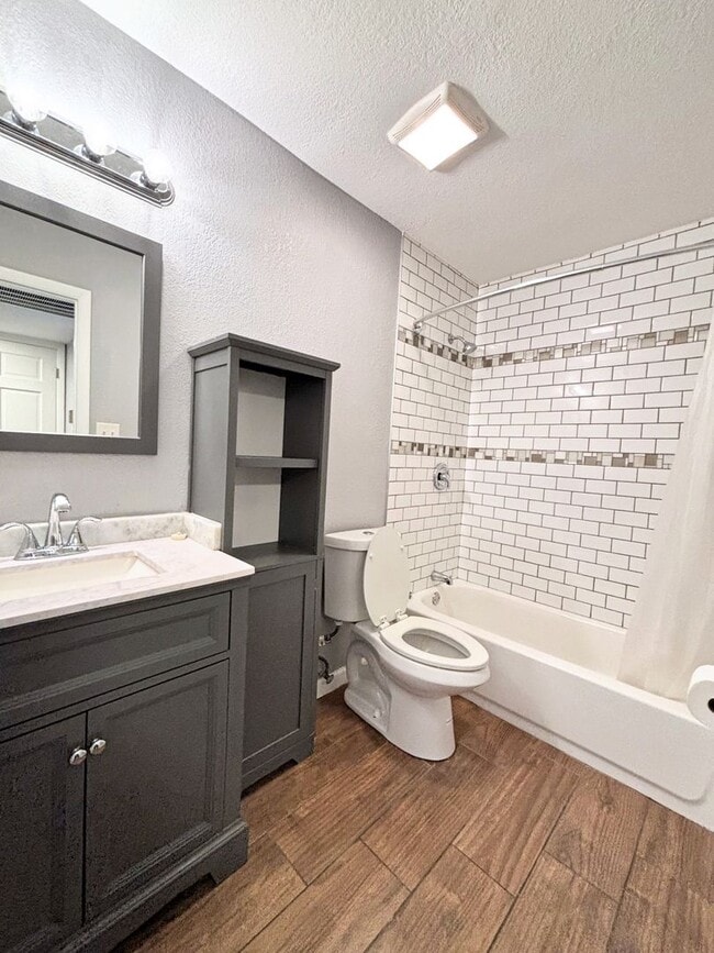 Building Photo - 1B/1B Beautiful Apartment!! **ALL BILLS PA...