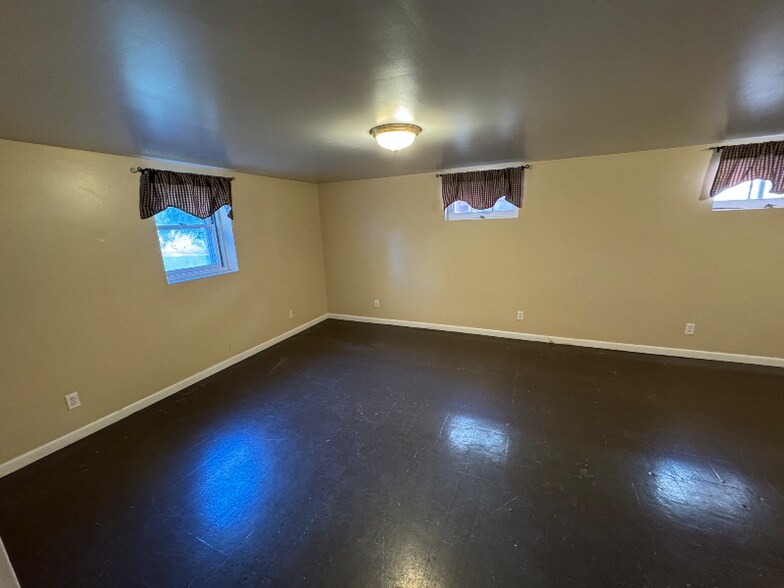 Building Photo - 825 E 35th Ave