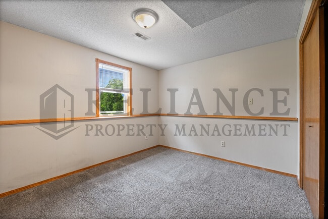 Building Photo - 2013 N Parkridge Ct