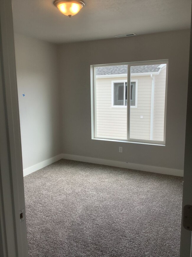 Building Photo - FREE RENT FIRST MONTH  - Townhome in Prime...