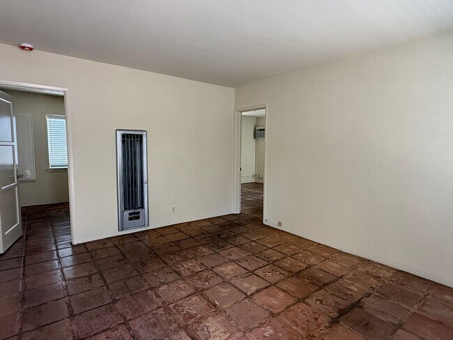 Building Photo - Two Bedroom lower unit - Move in Ready!