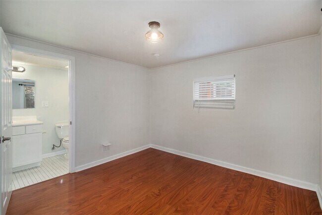 Building Photo - Single-Family 4 Bedroom 2 Bathroom Home in Englewood