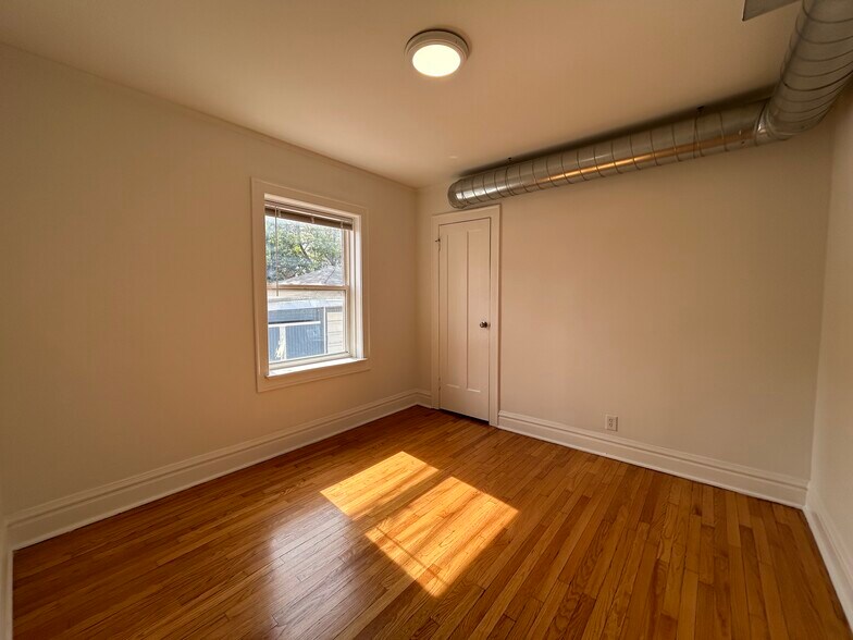 Building Photo - 3018 N Karlov Ave