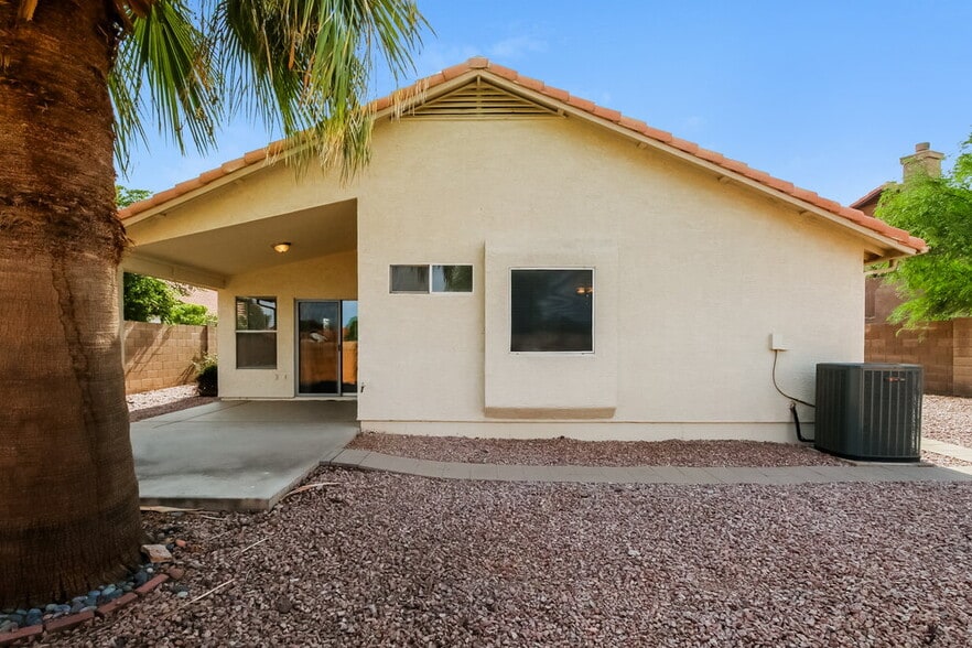 Building Photo - 2044 S Avoca Cir