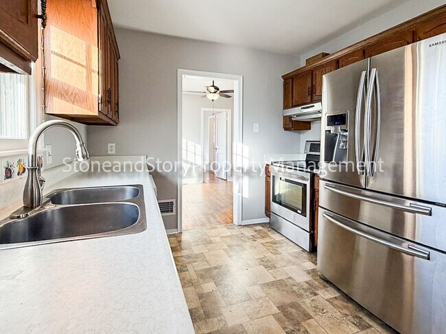 Building Photo - Large 2 story home in Oakland with large garage