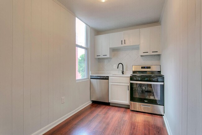 Building Photo - 416 Emma St