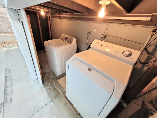 Outside laundry area - 3960 Haines St