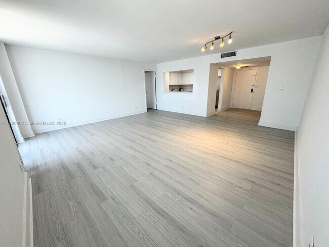 Building Photo - 18151 NE 31st Ct