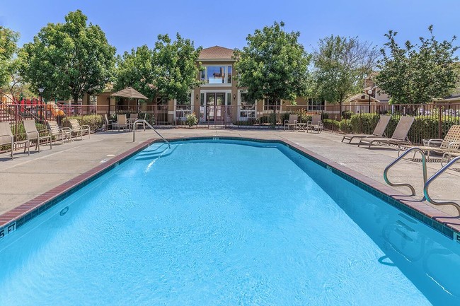 Sprakling Swimming Pool - Chesapeake Bay Apartments