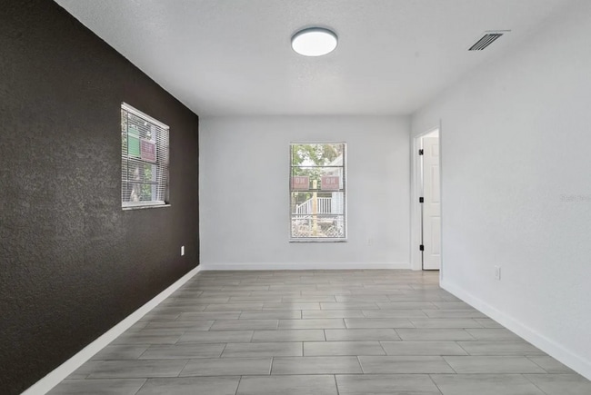 Building Photo - 1706 E Poinsettia Ave