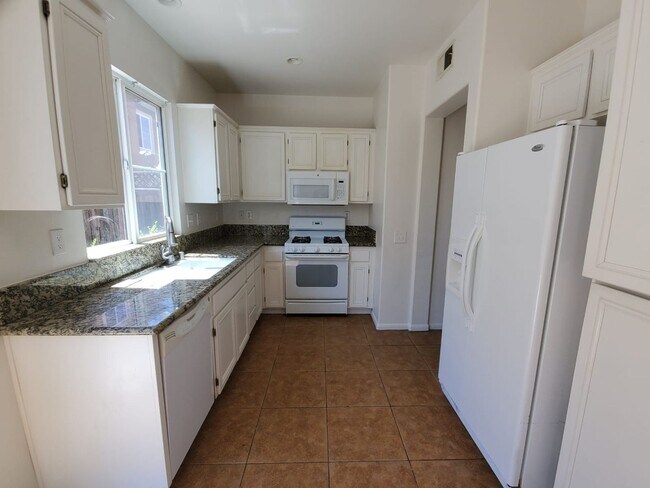 Building Photo - 3 bed/ 2.5 bath house 1,955 sqft