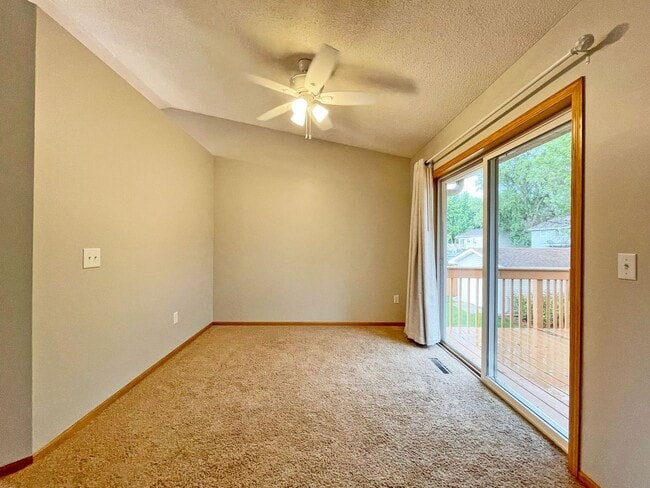 Building Photo - Sparkling Like New 3-Plus Bedroom with Vau...