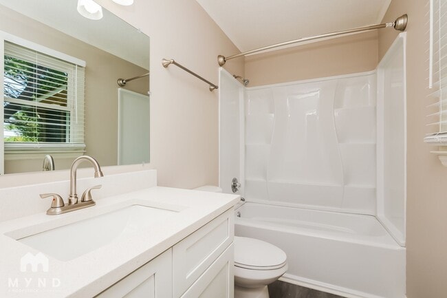 Building Photo - 907 Briar Ct
