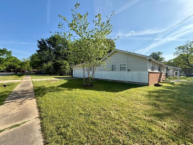 Building Photo - 3200 Meador Rd