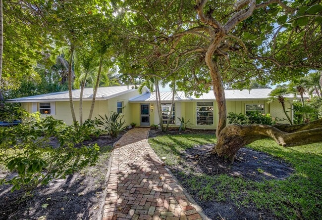 Building Photo - 1070 10th St E