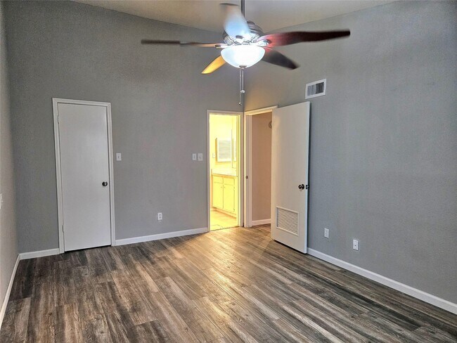 Building Photo - 5711 Sugar Hill Dr