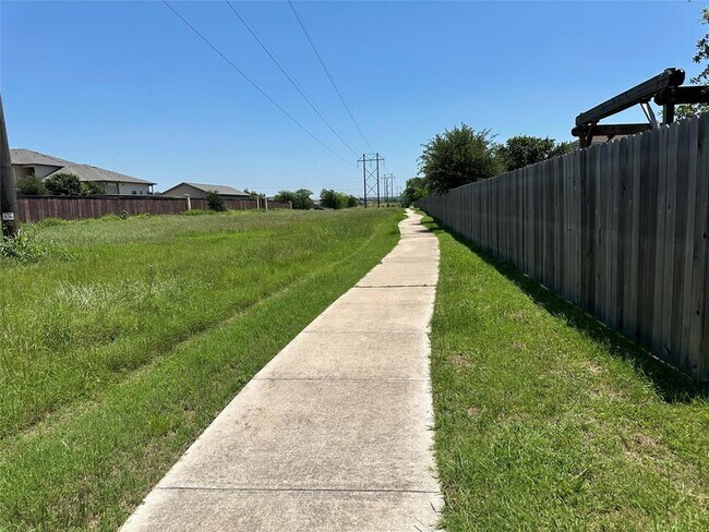 Building Photo - 201 N Hunting Lodge Ln