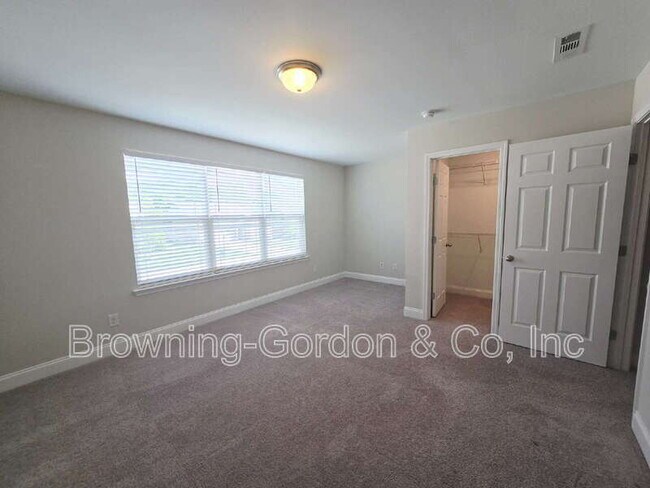 Building Photo - 554 Oakvale Ln