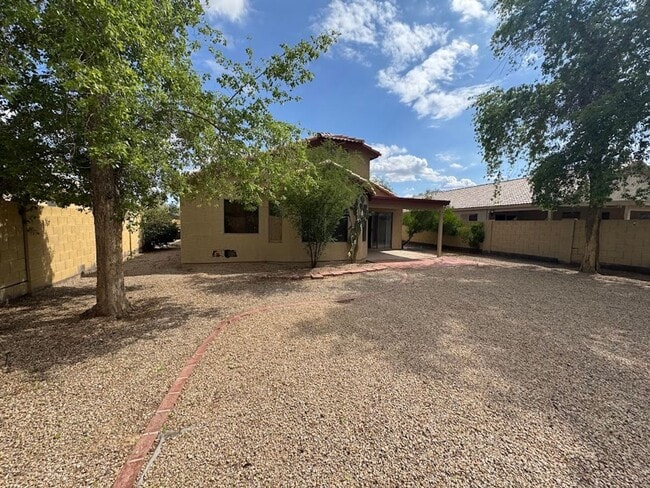 Building Photo - BEAUTIFUL 3 BEDROOM 2 BATHROOM HOME IN GOO...