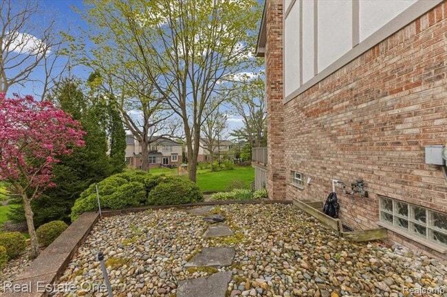 Building Photo - 720 Essex Dr