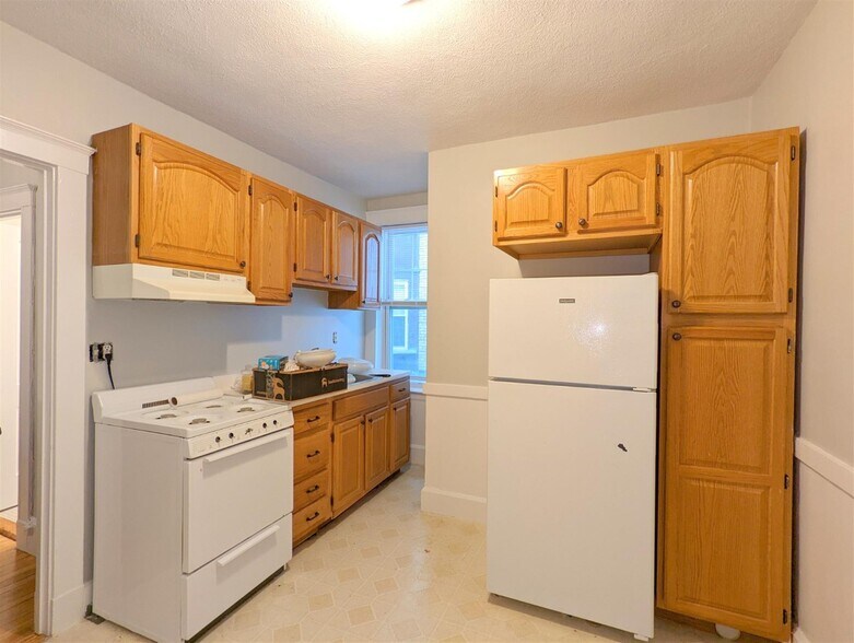 Building Photo - 154 Summer St