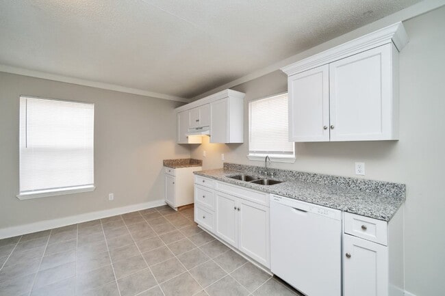 Building Photo - Super Cute & Super Clean 2-Bedroom Home in a Peaceful Bessemer Spot!