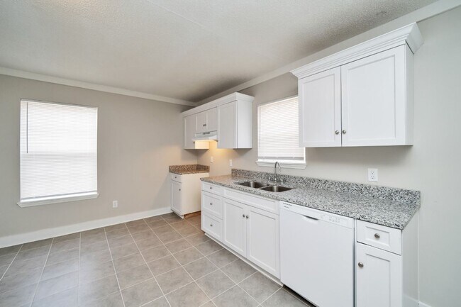 Building Photo - Super Cute & Super Clean 2-Bedroom Home in...