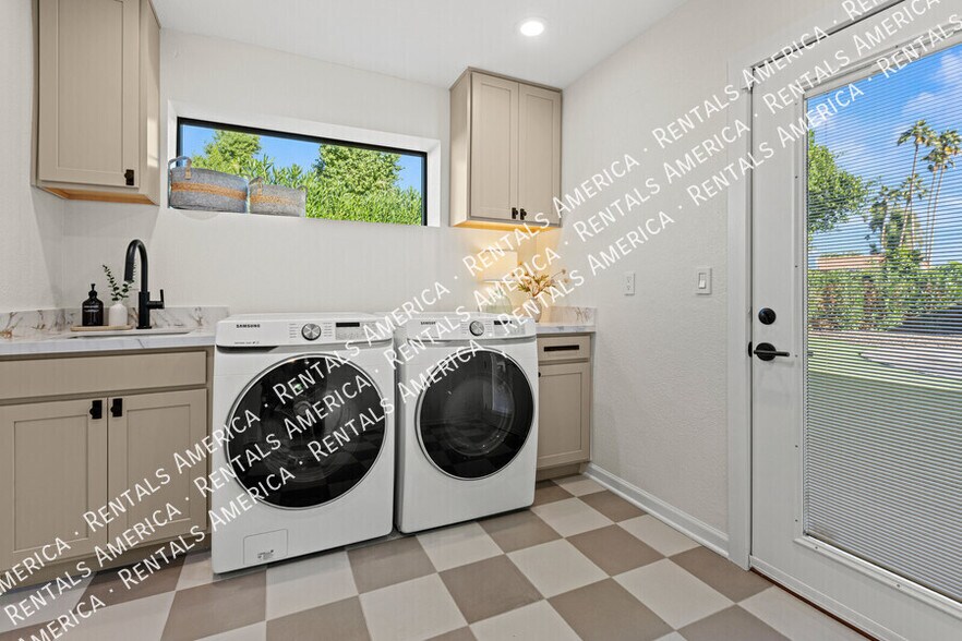 Building Photo - 7007 N Vía De Manana