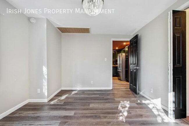 Building Photo - 5875 Lakeview Terrace