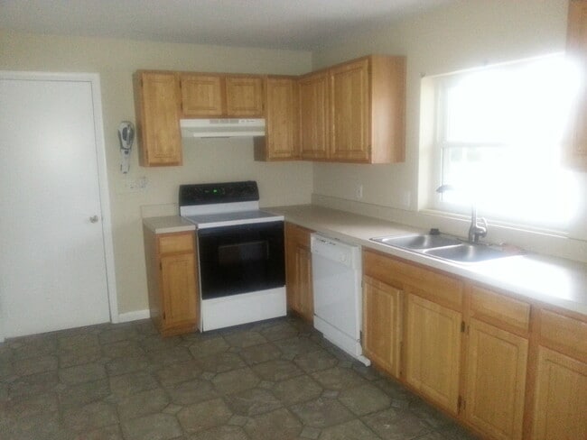 Building Photo - Villages of Southport 3/2 single home: App...