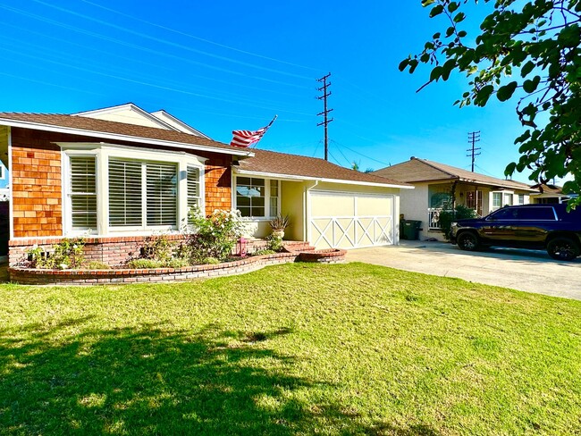 Building Photo - 3 Bedroom 2 Bathroom Lakewood House with Private Backyard down the street from Lakewood High School