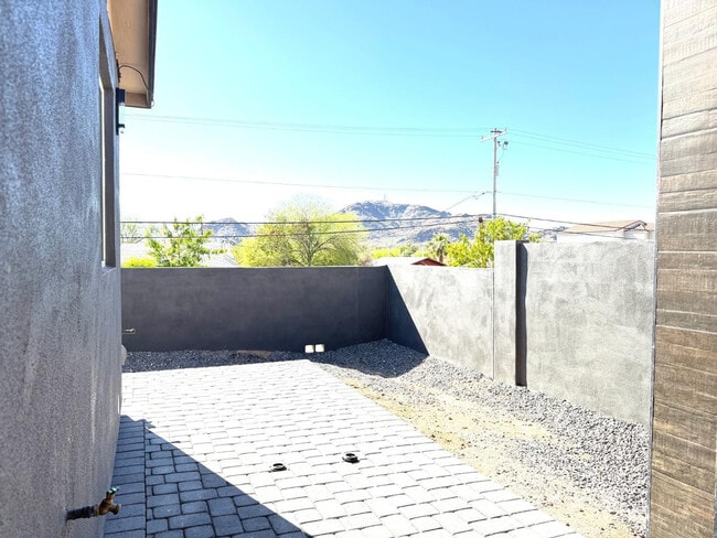 Building Photo - 1406 E Cinnabar Ave