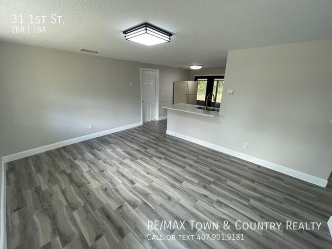 Building Photo - 31 E 1st St