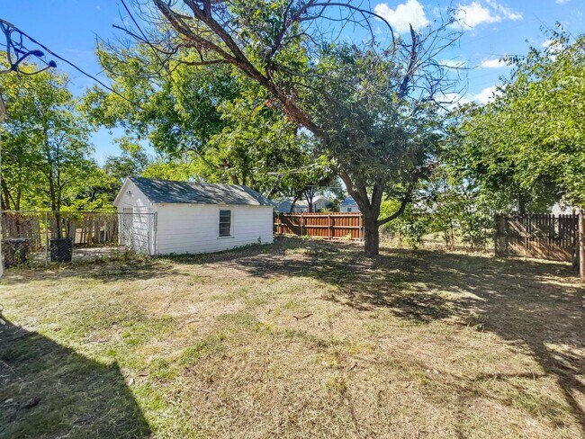 Building Photo - Ridglea West Home with Hardwood Floors & F...