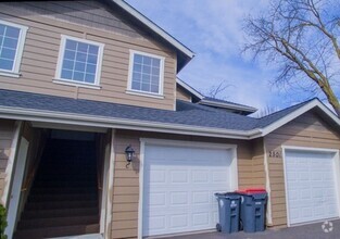 Building Photo - CUTE MODERN 2 BEDROOM UPSTAIRS APARTMENT