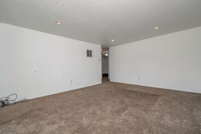 Building Photo - West Jordan Duplex w carport AVAILABLE NOW!!