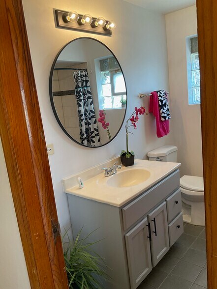 Building Photo - 2325 W Marquette rd