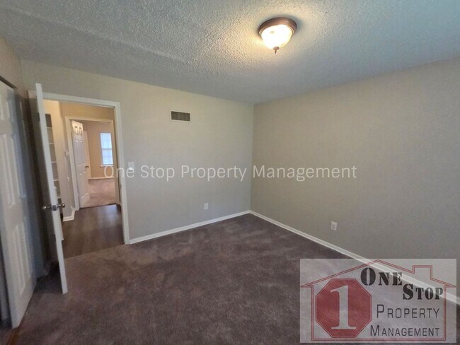 Building Photo - Updated 4 Bedroom, 2 Bathroom Duplex in Overland Park, Kansas