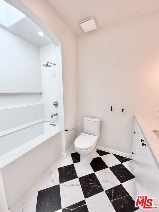 Building Photo - 1979 N Kenmore Ave