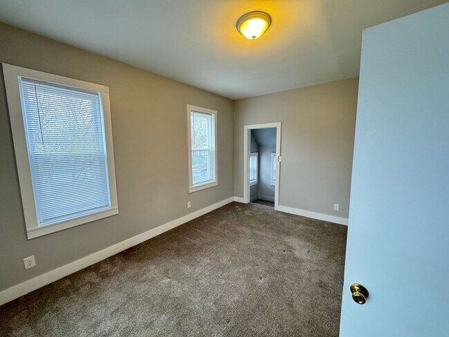 Building Photo - Two Bedroom Upper Unit on SW Side!