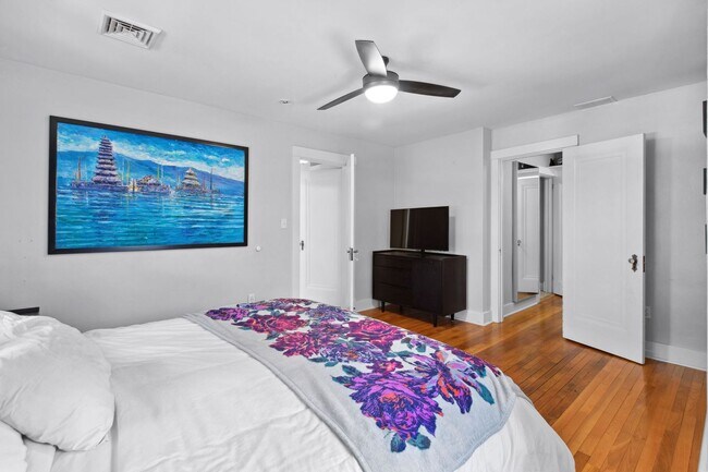 Building Photo - *Beautifully Updated & Spacious 4BD/4BA Si...