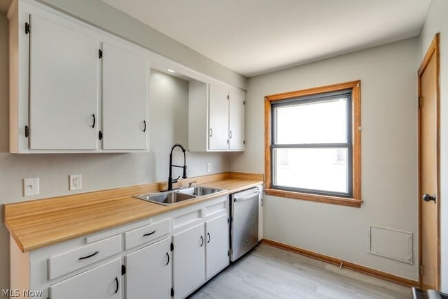 Building Photo - 8514 Deerfield Dr